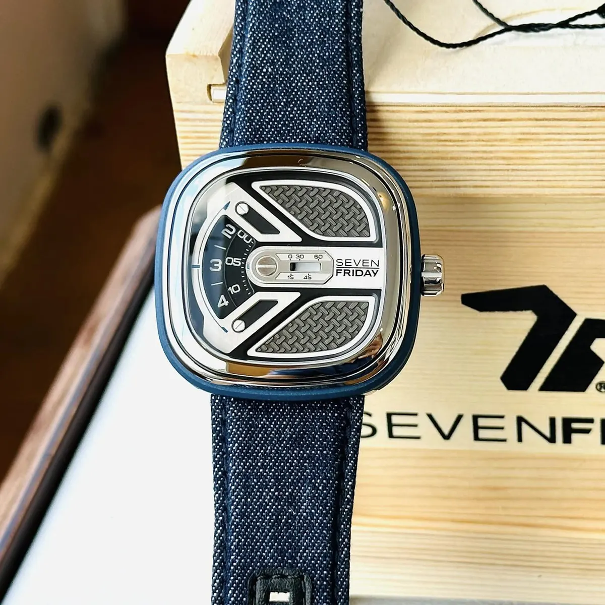 Seven Friday M1B01 (3)