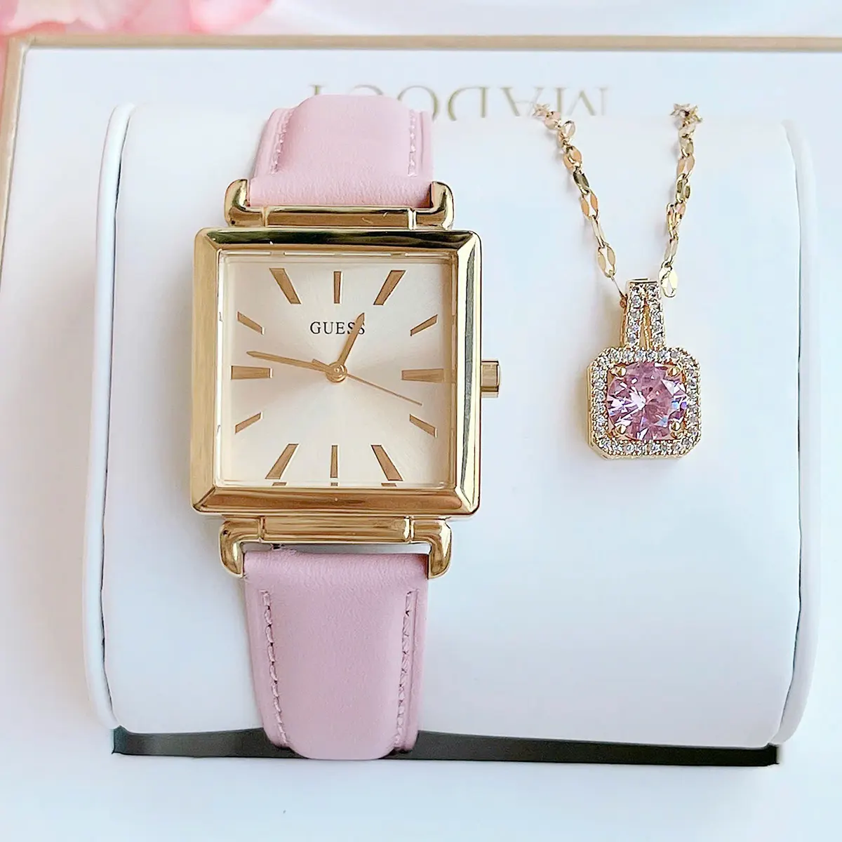 Guess Vanity (2)