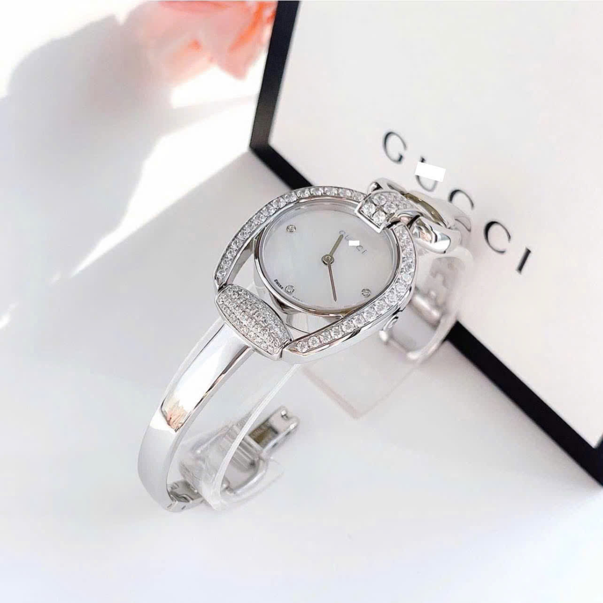 Đồng Hồ Nữ Gucci YA139505 Dạng Lắc Tay dây đeo và khóa - WinWatch