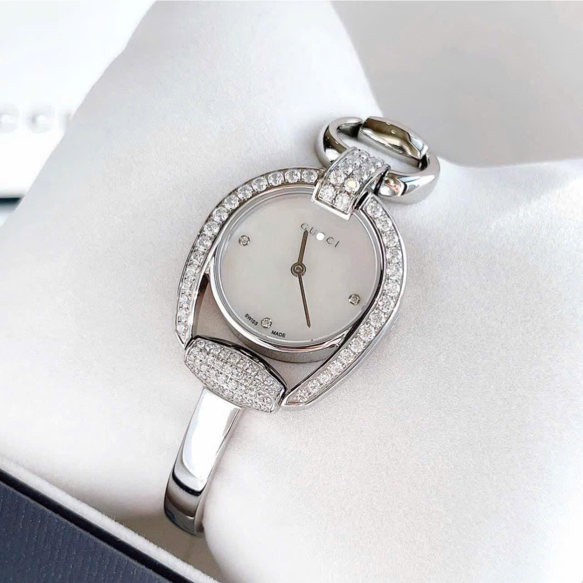 Đồng Hồ Nữ Gucci YA139505 Dạng Lắc Tay bộ máy chính hãng - WinWatch