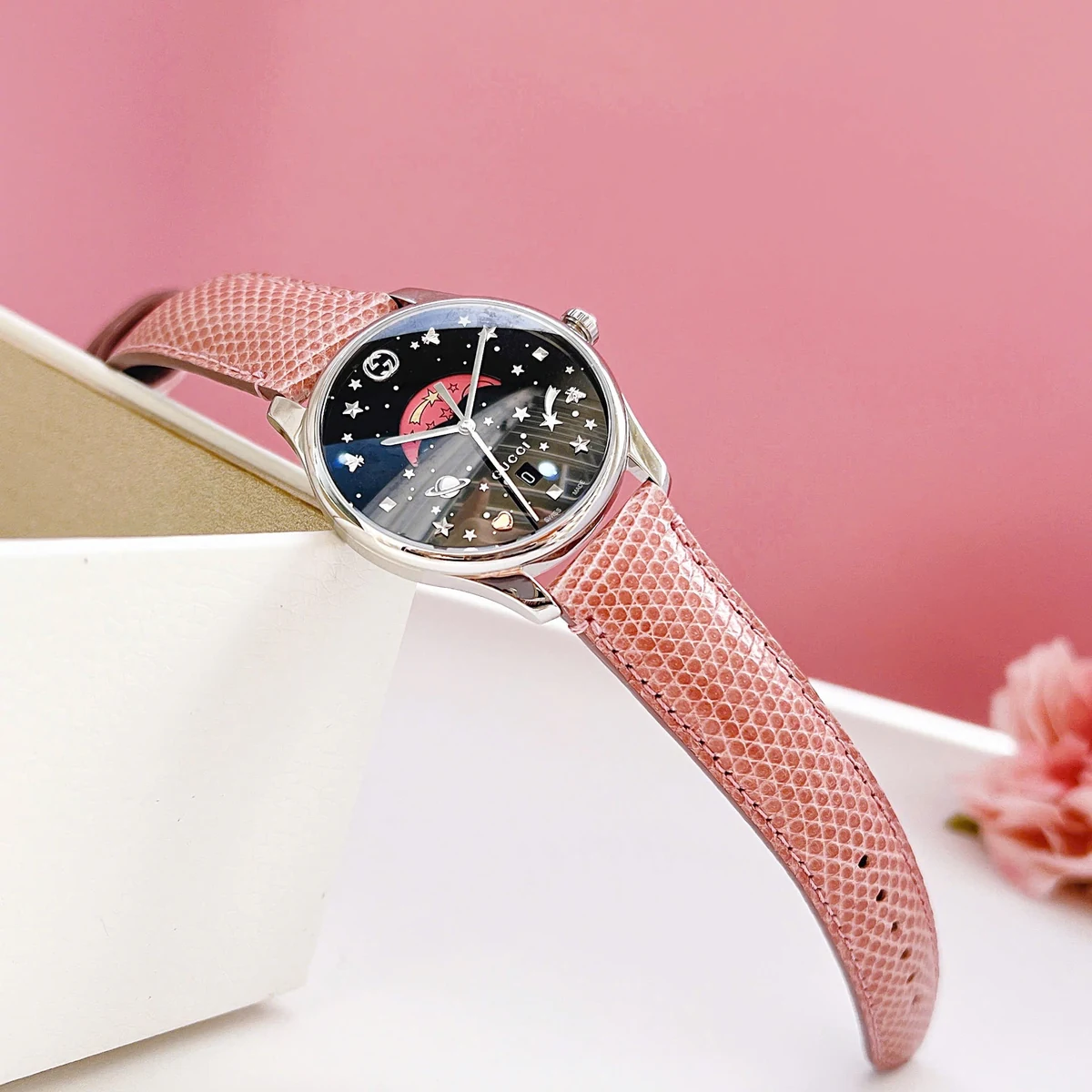 Đồng hồ nữ Gucci G-Timeless Black Moonphase 36mm dây da hồng góc nghiêng
