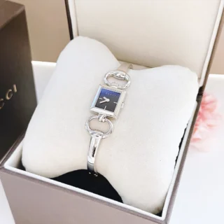 Đồng hồ nữ Gucci Tornabuoni GG black dial mặt vuông silver tone - mặt trước chính diện