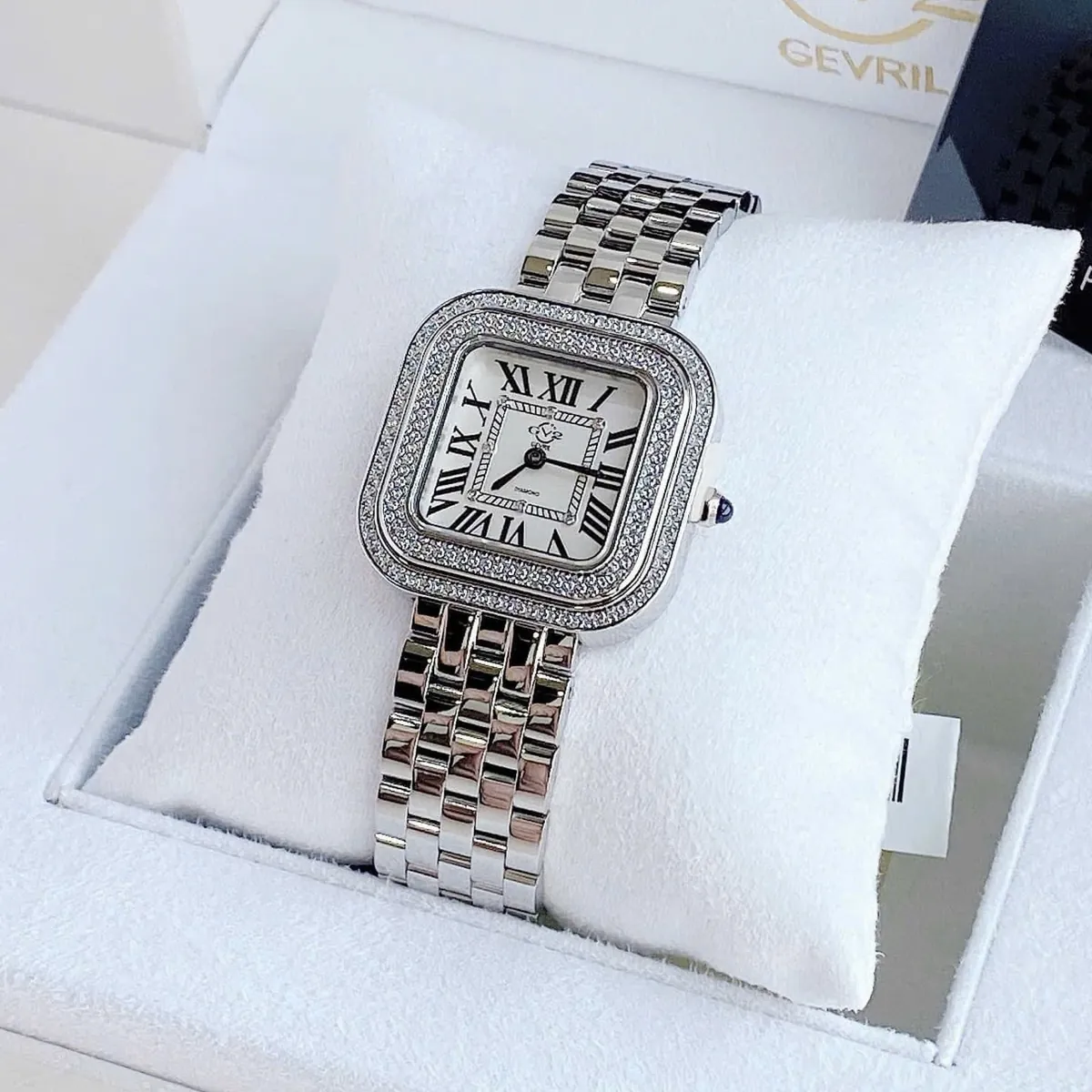 Đồng hồ nữ GV2 by Gevril Bellagio 12130B Limited 999 chiếc 30mm mặt vuông kim cương full silver steel trên tay