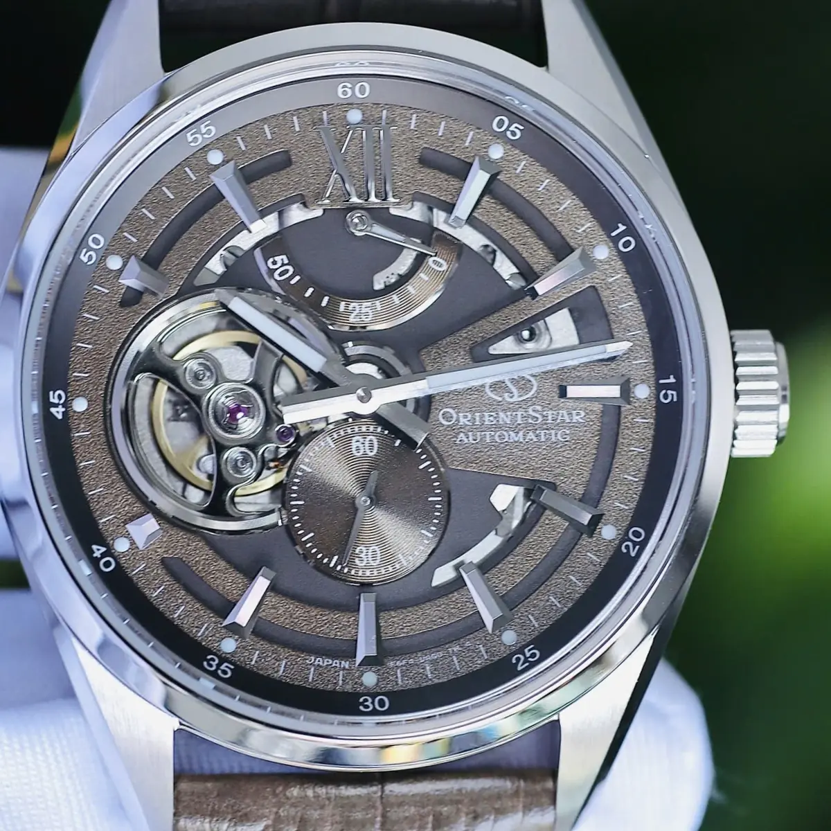 Đồng hồ Orient Star Joker RK-AV0139Y dial skeleton nâu vân cát 41mm chính diện
