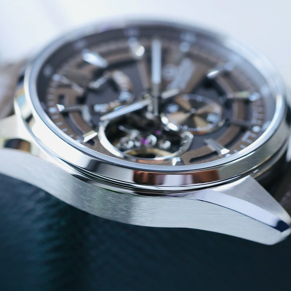 Đồng hồ Orient Star RK-AV0139Y dial nâu skeleton vân cát chi tiết