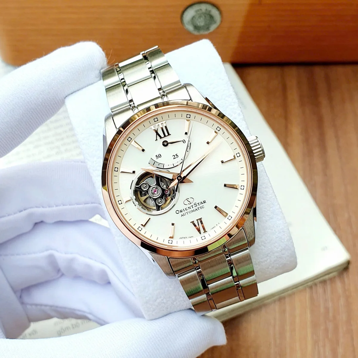 Orient Star RK-AT0023S Open Heart cận cảnh balance wheel 9 giờ