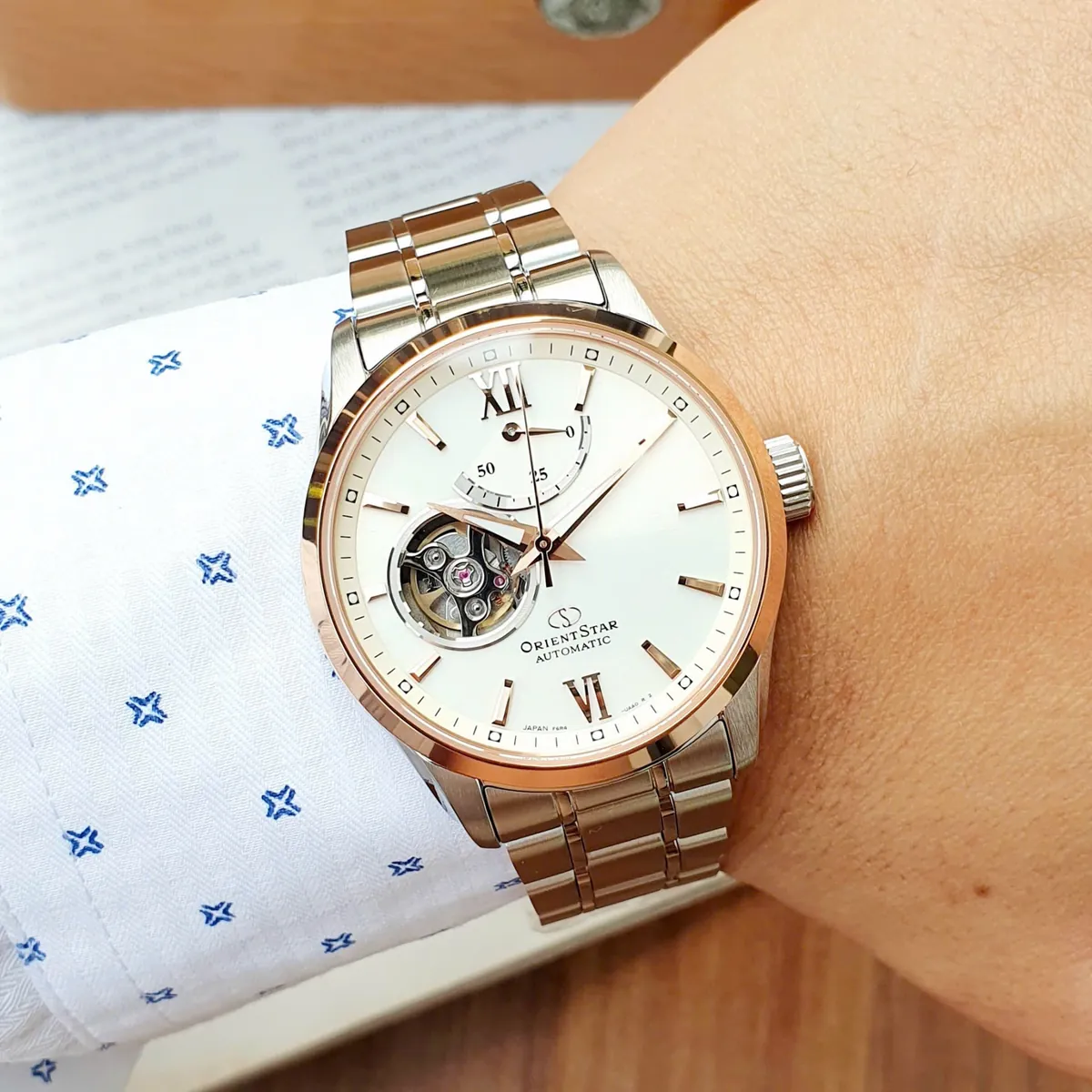 Orient Star RK-AT0023S Rose Gold mặt sau bộ máy F8N42 in-house
