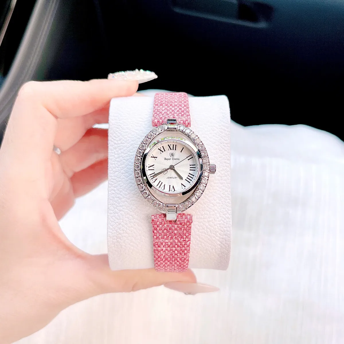 Đồng hồ nữ Royal Crown RC4610 viền đính đá Swarovski