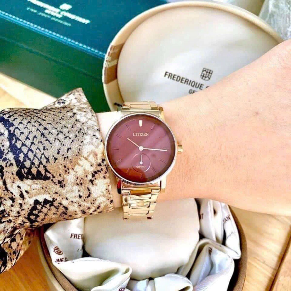Đồng hồ nữ Citizen EQ9063-55X đeo trên cổ tay